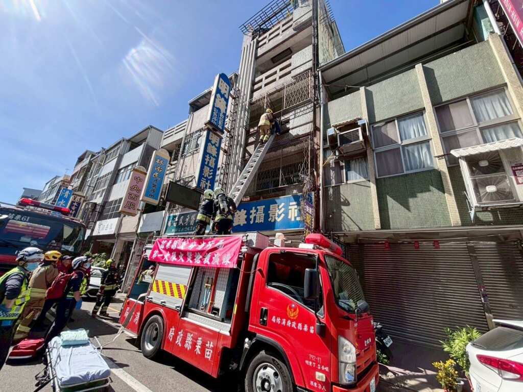 ▲苗栗縣消防局第一大隊辦理透天厝火警搶救演練,強化救災默契與應變能力。