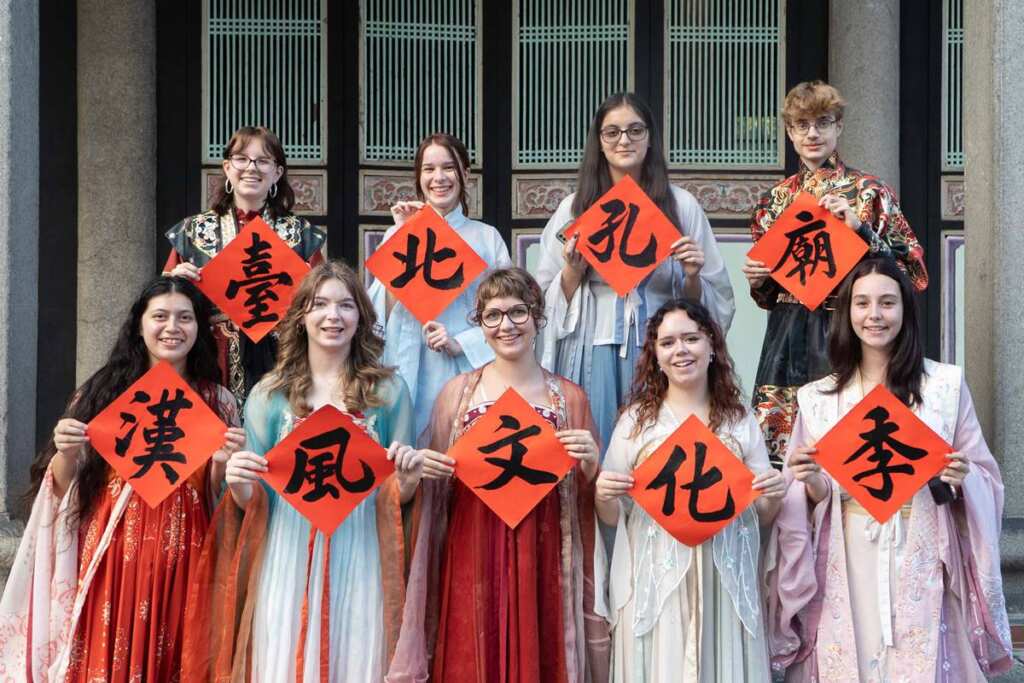 ▲國際交換學生著漢服,展示書藝成果。
