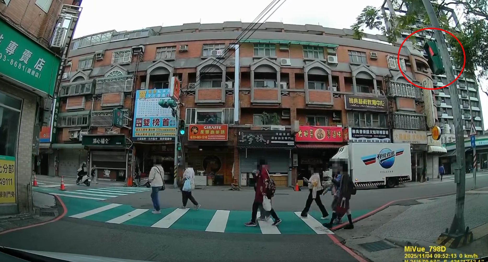 帝王行人?平鎮婦人集體闖紅燈悠閒過街 駕駛傻眼:有沒有在看路 1762411663002