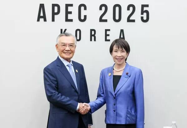▲APEC我國特使代表林信義（左）與日本首相高市早苗握手致意。