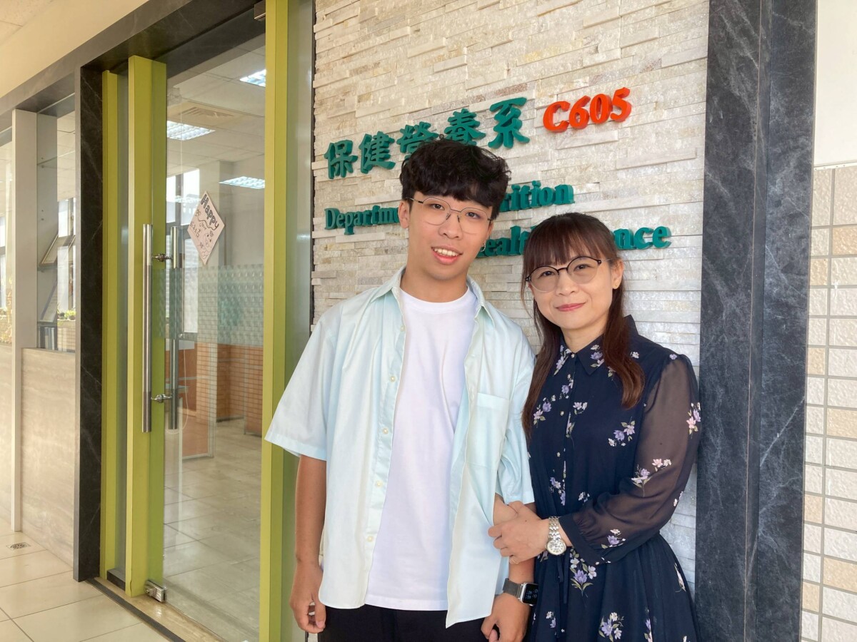 ▲輔英科大保營系母子檔「學伴」同行，母親呂慧芳(右)及兒子江立紘(左)。