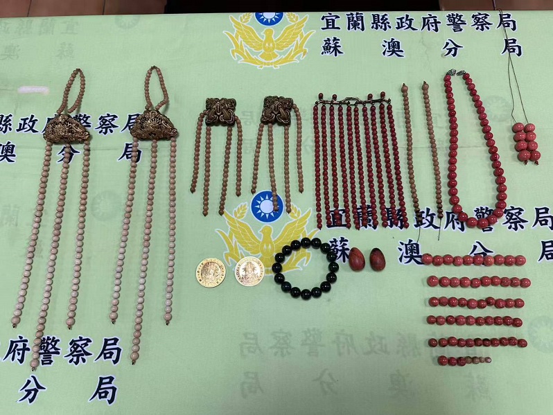 ▲警方起出被竊的媽祖神尊珊瑚及金飾佩件。