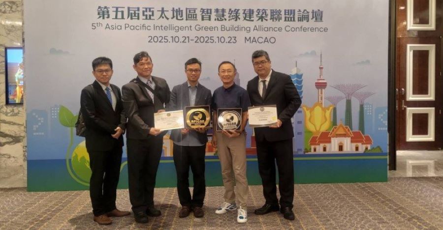 ▲高雄港旅運中心於「2025 APIGBA AWARD」中榮獲「既有建築改造類金獎」及「系統類鉑金獎」(臺灣港務股份有限公司鄭志宏資深副處長(中)、遠傳企業客戶高煥元副總經理(右2)及所屬同仁)