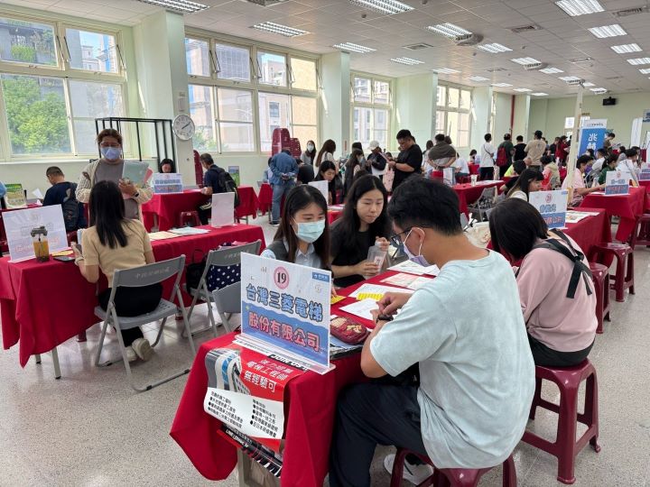 ▲竹北就業中心11/13(四)及11/15(六)舉辦兩場徵才活動，共邀請43家企業與托育機構參與，釋出超過1,800個多元就業機會，滿足不同族群的就業需求。（此為活動示意圖）