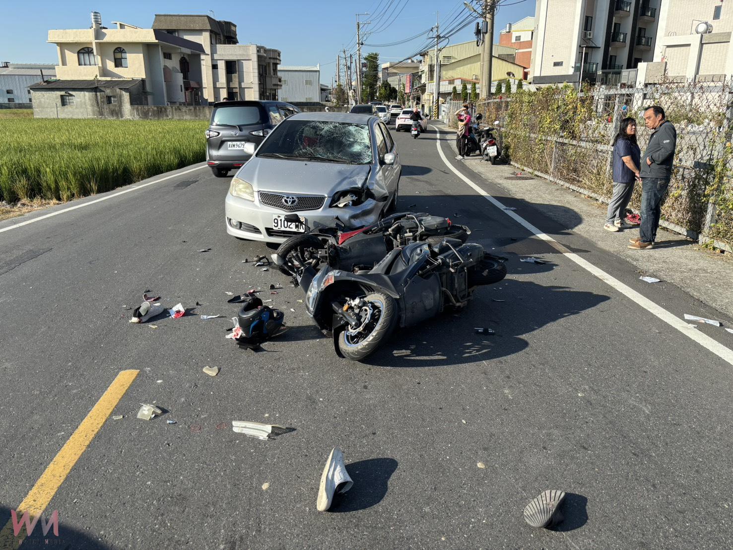 驚險連環車禍 轎車疑為超車闖對向釀禍 兩騎士噴飛倒地送醫 - https://www.watchmedia01.com