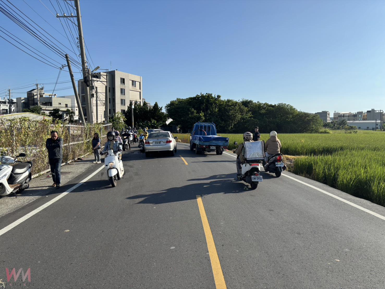 驚險連環車禍 轎車疑為超車闖對向釀禍 兩騎士噴飛倒地送醫 - https://www.watchmedia01.com