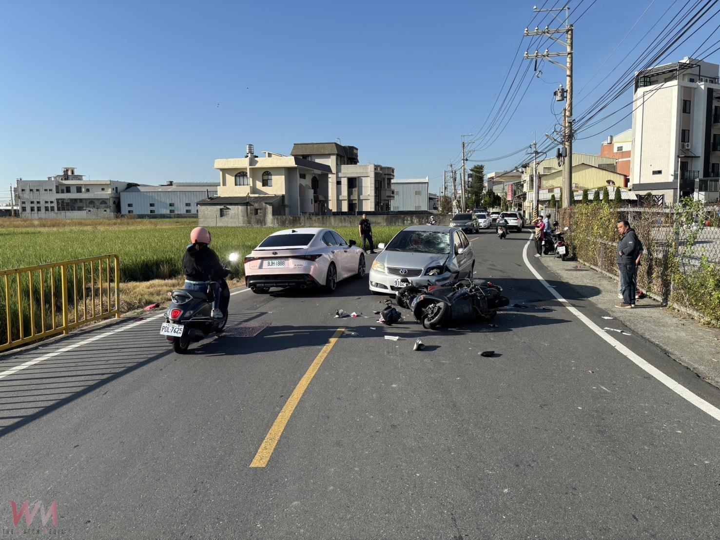 驚險連環車禍 轎車疑為超車闖對向釀禍 兩騎士噴飛倒地送醫 - https://www.watchmedia01.com