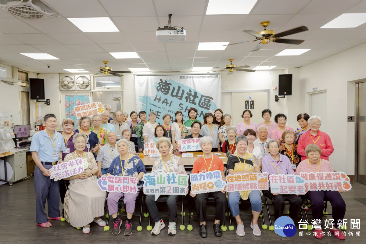 邱臣遠走訪香山區海山社區照顧關懷據點與長輩們同樂。<br /><br />