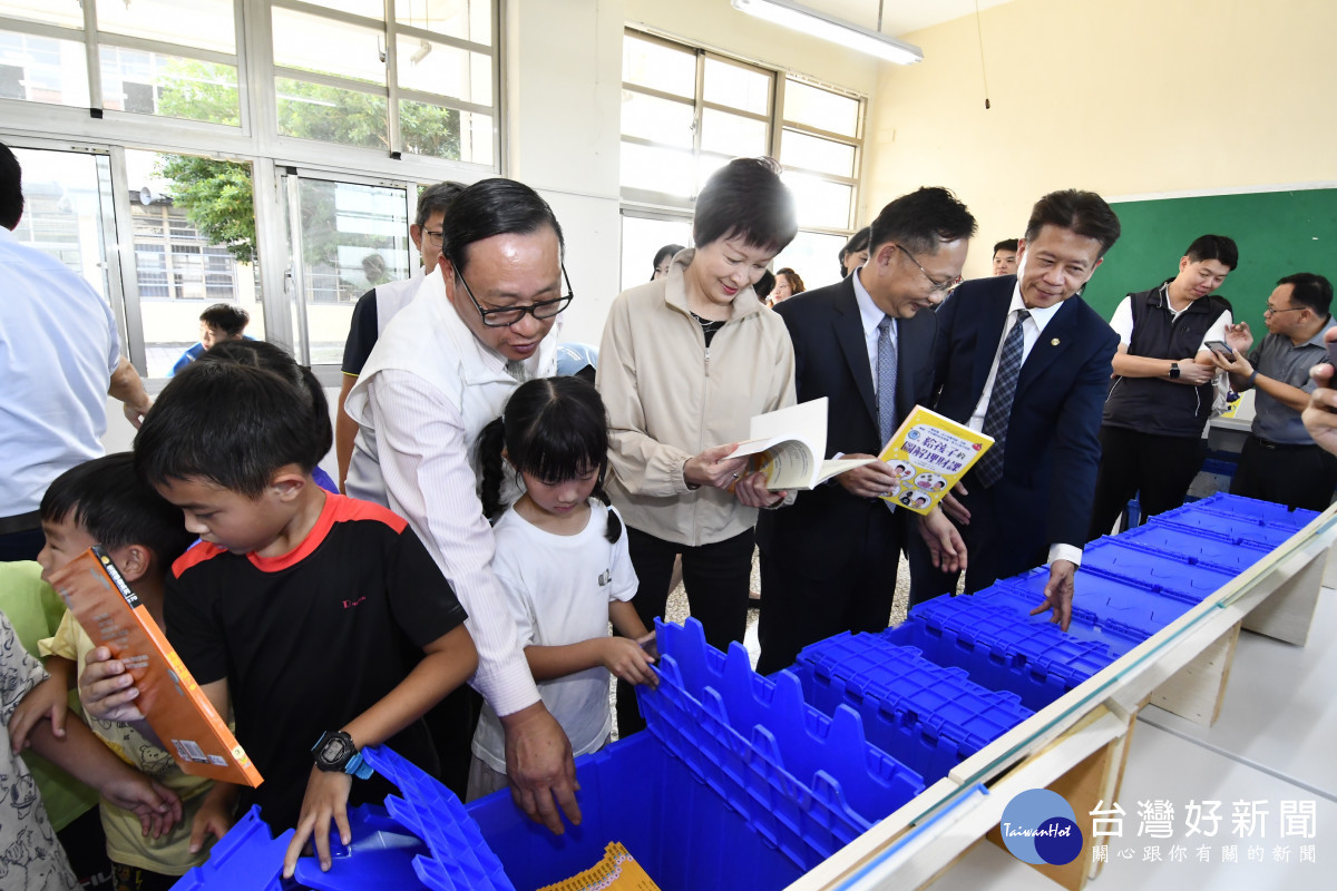 兆豐證券捐建彰化首座「理財愛的書庫」,跨域結合閱讀與理財教育。圖/記者鄧富珍翻攝