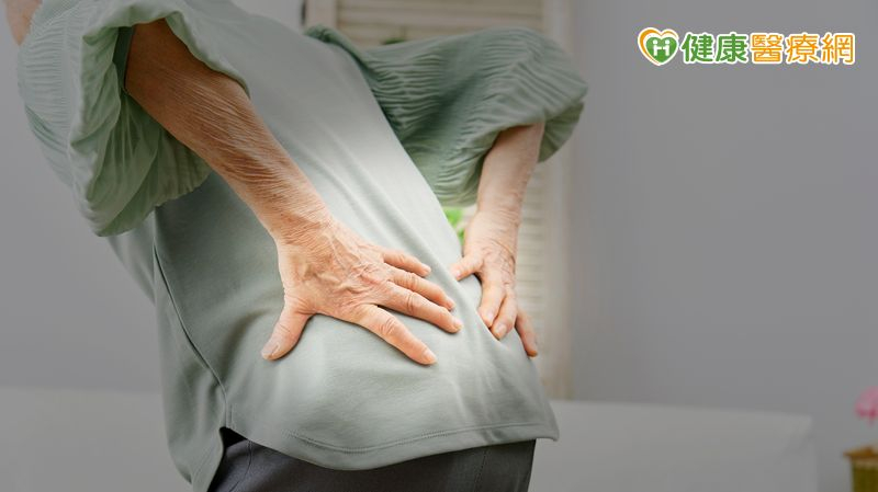「退化性脊椎滑脫」易腿麻、走不遠　醫：正確治療才能維持行走