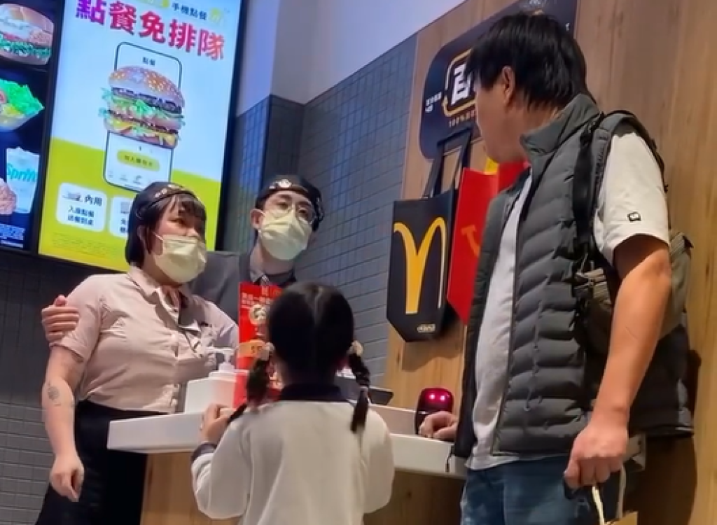 影／餐點沒了還要點？男麥當勞櫃台與女店員爭吵　嗆：妳們是服務業叫店長出來　