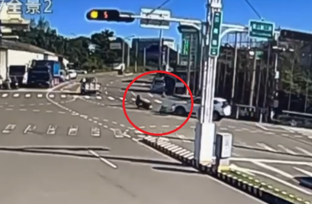 撞擊畫面曝光!- 竹南機車遭自小客車擊落騎士骨折送醫