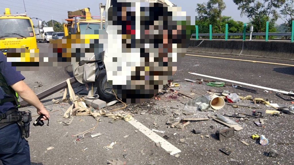 國道兩死車禍!國道3號南下竹崎路段小貨車追撞大貨車 小貨車駕駛及乘客死亡