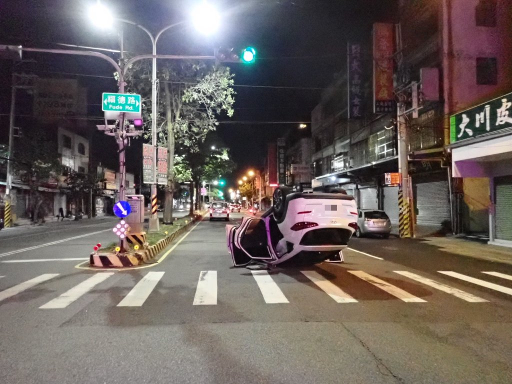 撞擊畫面曝光! 台中沙鹿女子駕車恍神自撞分隔島翻覆