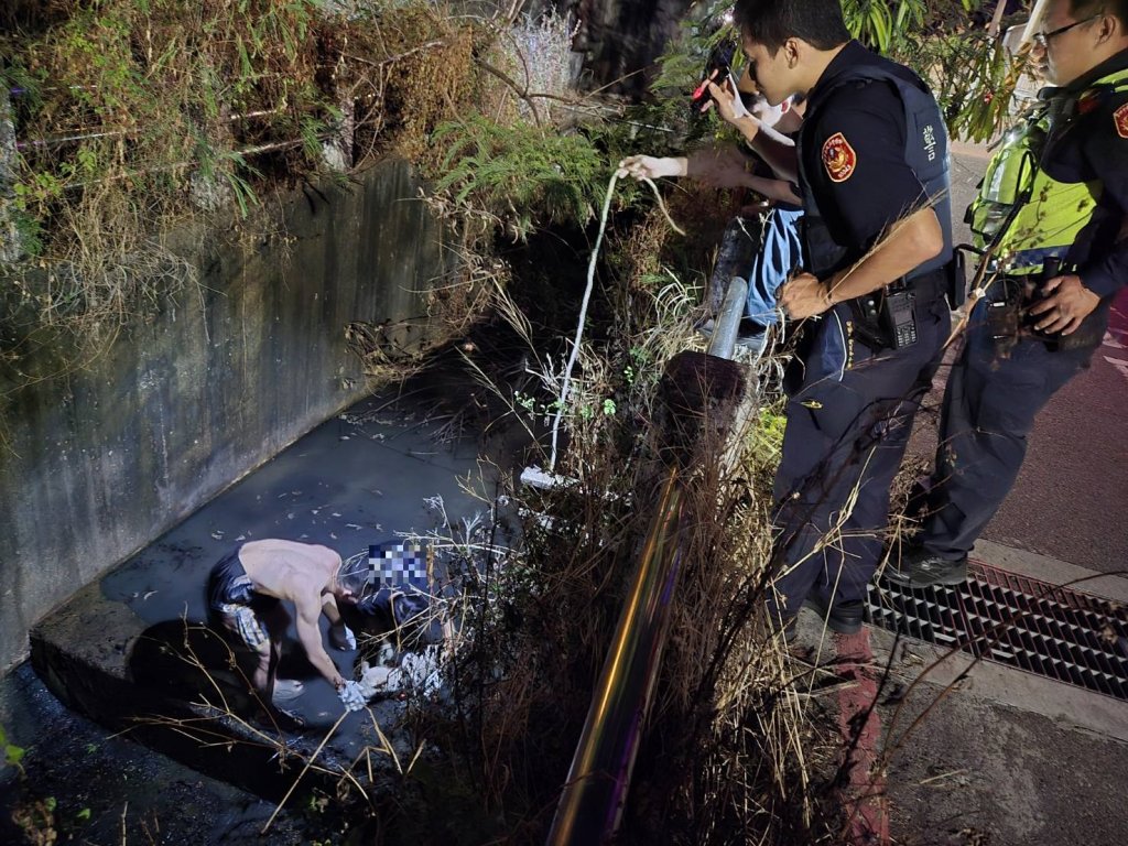 台中暗夜傳出悲鳴聲! 毛小孩跌落大排水溝員警與大學生聯手救援