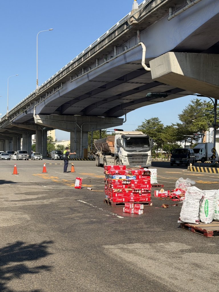 台中清水路面滿地罐裝百威啤酒! 貨車艙門未上鎖闖禍