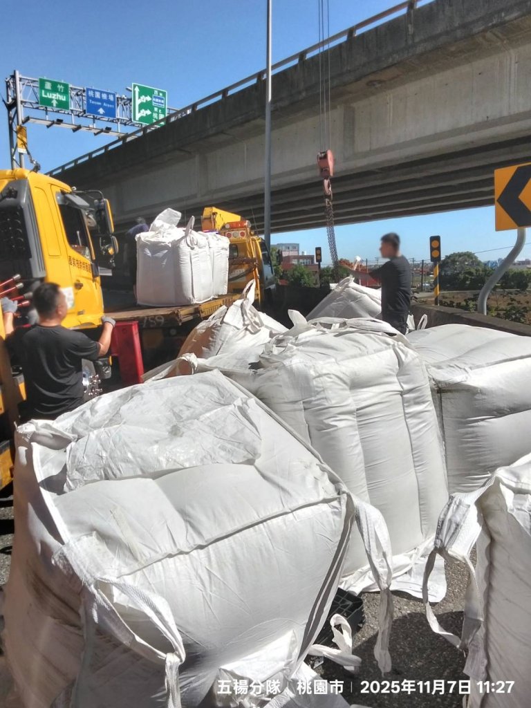 國道2號12個太空包掉落路面！-　警方對肇事貨車司機開罰