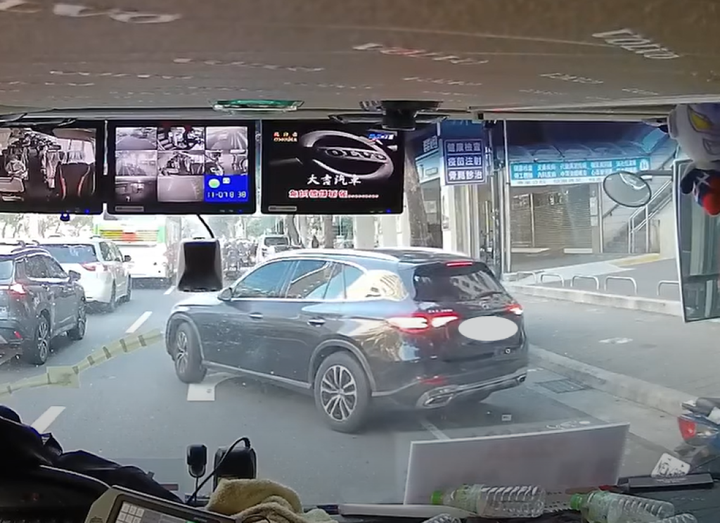 賓士倒車狂嚕還撞機車！網傻眼：駕照是用雞腿換的嗎？