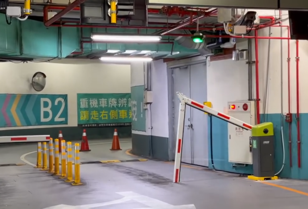 奪魂鋸?!停車場柵欄「折成l形」照樣上班!網笑:萬聖節過了它還不知道