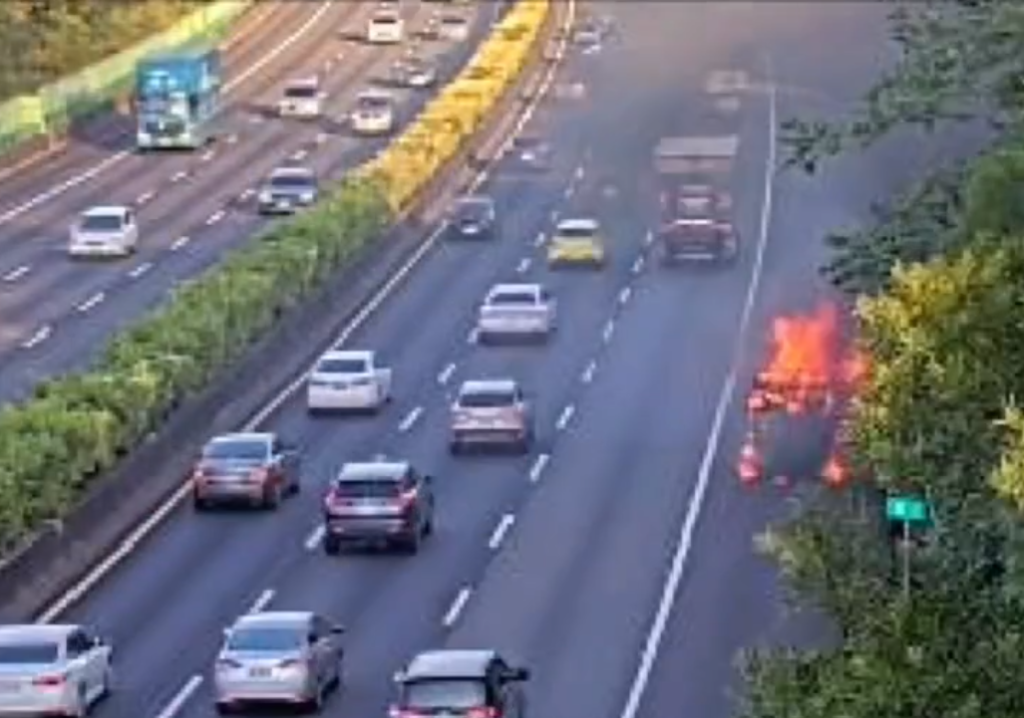 國道1號湖口路段火燒車!- 駕駛急逃生