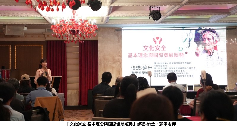可能是一或多人和文字的圖像