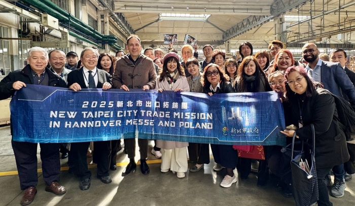 《圖說》新北拓銷團實地參訪海外企業與廠房，透過多元管道交流並拓展商機，中為經發局長盛筱蓉。〈經發局提供〉
