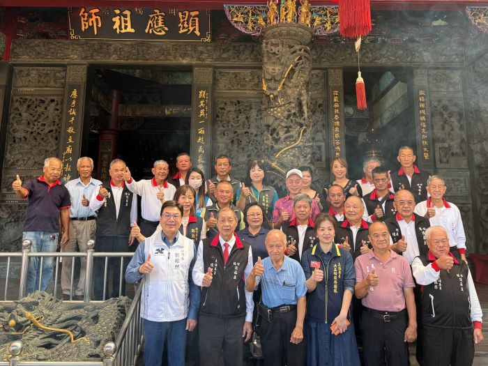 參拜蘆洲湧蓮寺、林口頂福巖 劉和然祈願市政順利百姓安康 7 《圖說》副市長劉和然與出席貴賓合影留念。〈民政局提供〉