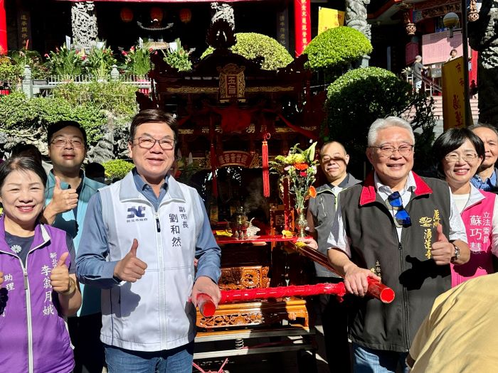 參拜蘆洲湧蓮寺、林口頂福巖 劉和然祈願市政順利百姓安康 8 《圖說》副市長劉和然(左2)與蘆洲湧蓮寺主委陳宏昌(右2)於廟埕一同扶轎,為遶境隊伍揭開出發序幕。〈民政局提供〉