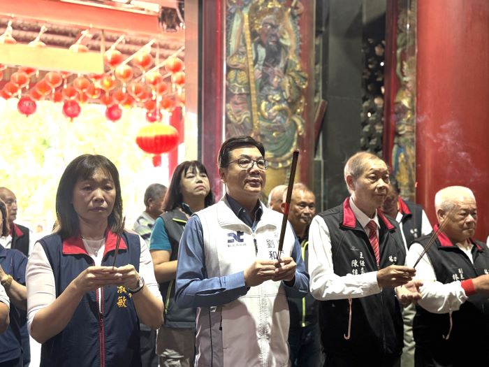 參拜蘆洲湧蓮寺、林口頂福巖 劉和然祈願市政順利百姓安康 9 《圖說》劉和然隨後來到林口頂福巖參拜祈福,恭祝顯應祖師聖誕千秋、香火鼎盛。〈民政局提供〉
