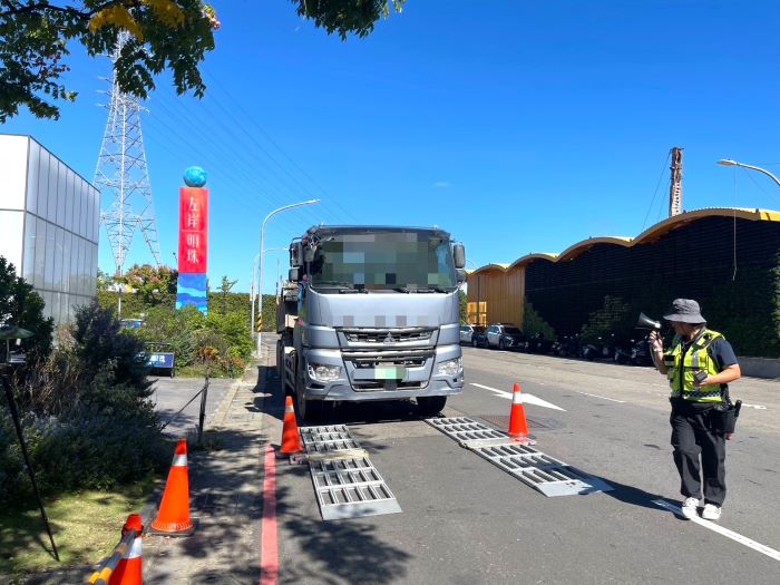 強力取締大型車輛 中和警活動式地磅出擊 11 《圖說》中和警今日上午在環河西路3段與永和路口執行取締大型車輛交通違規勤務。〈中和分局提供〉