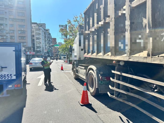 強力取締大型車輛 中和警活動式地磅出擊 13 《圖說》中和警平時即針對重點交通違規項目加強執法,以保障用路人安全。〈中和分局提供〉