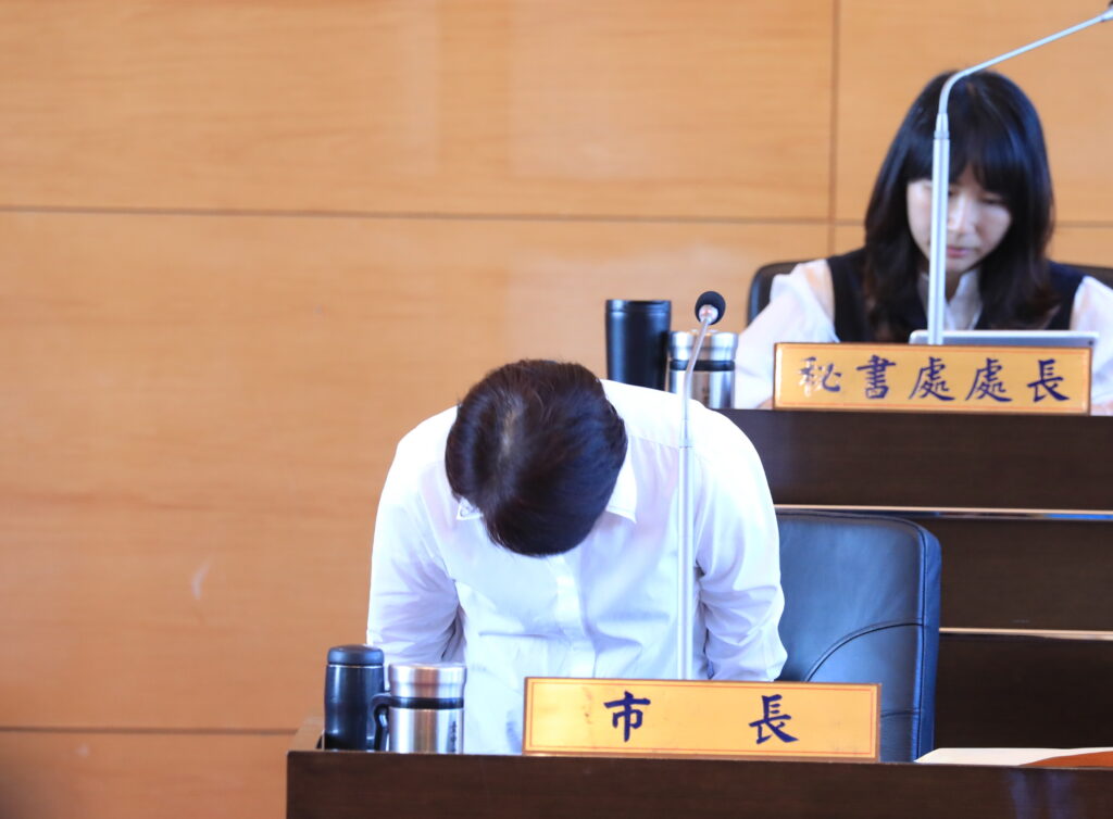 中市議會專案報告 盧秀燕為豬瘟防疫再致歉 17 %E7%9B%A7%E5%B8%82%E9%95%B7 %E6%A6%82%E6%8B%AC%E6%89%BF%E5%8F%97%E6%B7%B1%E6%B7%B1%E8%87%AA%E8%B2%AC %E4%BB%A5%E6%AD%A4%E7%82%BA%E9%91%91%E6%9C%AA%E4%BE%86%E6%9B%B4%E5%8A%AA%E5%8A%9B