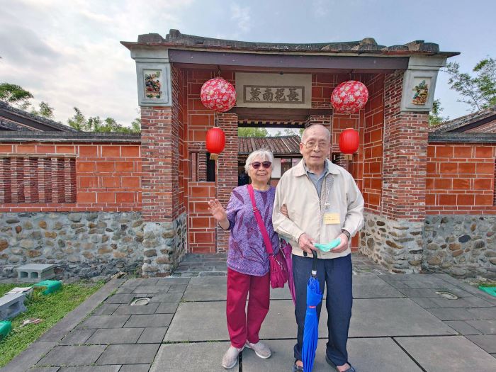 不讓長照成為負擔 伊甸籲善用專業資源、勇於求助 28 《圖說》國富伯伯和太太一起參加日照的一日遊,減輕照顧負擔,讓生活更快樂。〈伊甸基金會提供〉