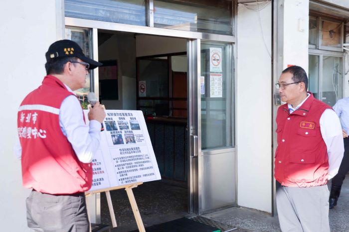 解封開市首日 侯:確保肉品穩定供應 31 《圖說》市長侯友宜聽取農業局長諶錫輝報告防疫及產銷調配情形。〈農業局提供〉