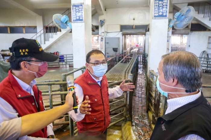解封開市首日 侯:確保肉品穩定供應 32 《圖說》市長侯友宜視察新北市肉品市場防疫整備情形。〈農業局提供〉