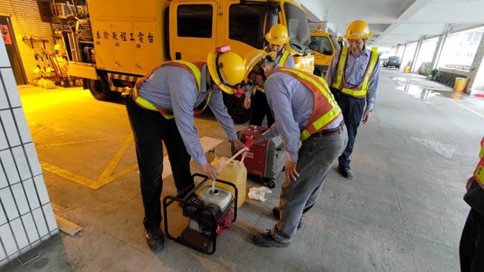 〈鳳凰〉恐撲台 台電台北市人力、機具全面戒備 23 《圖說》台電台北市區處備妥抽水機。〈台北市區處提供〉
