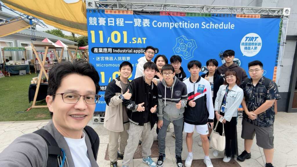 ▲在2025桃園國際創新機器人節「TIRT全國迷宮機器人競賽」中，明道中學技術高中部資電群學生，勇奪冠軍、亞軍與殿軍三項佳績，展現在智慧科技教育上的深厚實力。（圖／明道中學提供）