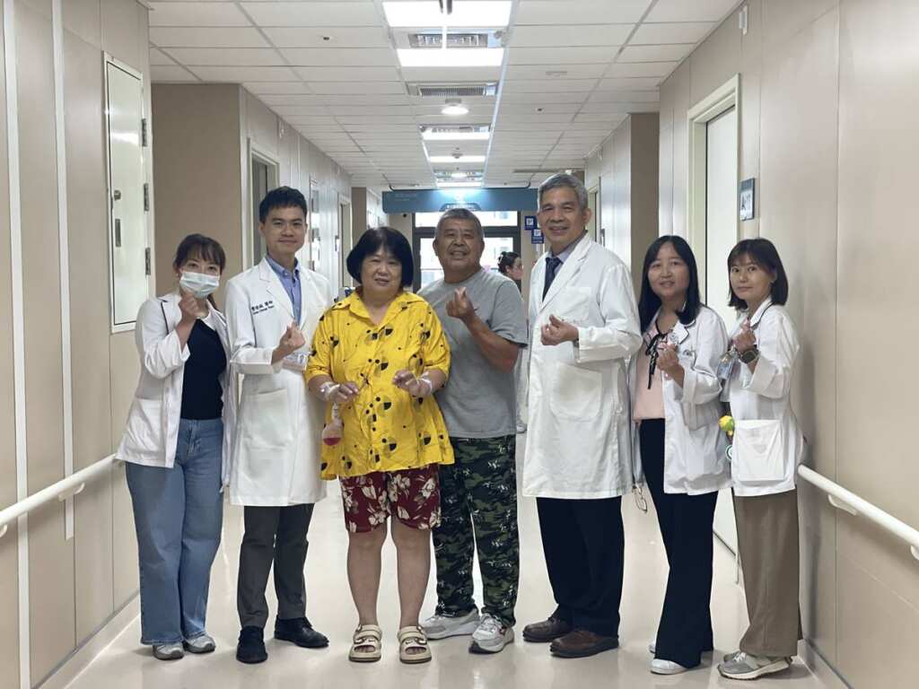 ▲患者夫婦非常肯定中醫大市醫的醫療服務品質,於出院當天與市醫醫護團隊合影紀念。右三為肝膽腸胃科內科部部長賴學洲醫師、左二為一般外科主任曹連誠醫師。(圖/臺中市立老人復健綜合醫院提供)