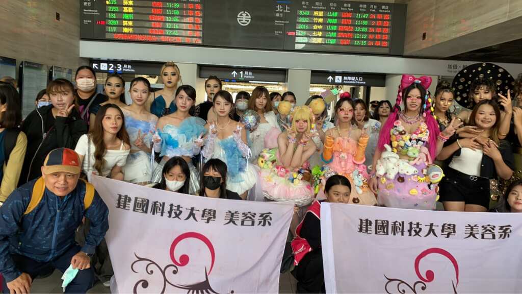 ▲建國科大美容系今日於台中火車站與彰化火車站舉辦創意快閃活動。(圖/建國科大提供)