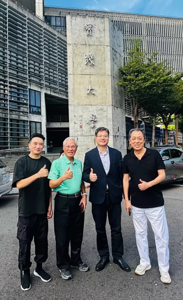 （右起）名導演朱延平、實踐大學陳瑩峰教授、亞威AI學院院長陳志寬、執行長張楷文推動AI 創新賦能產業