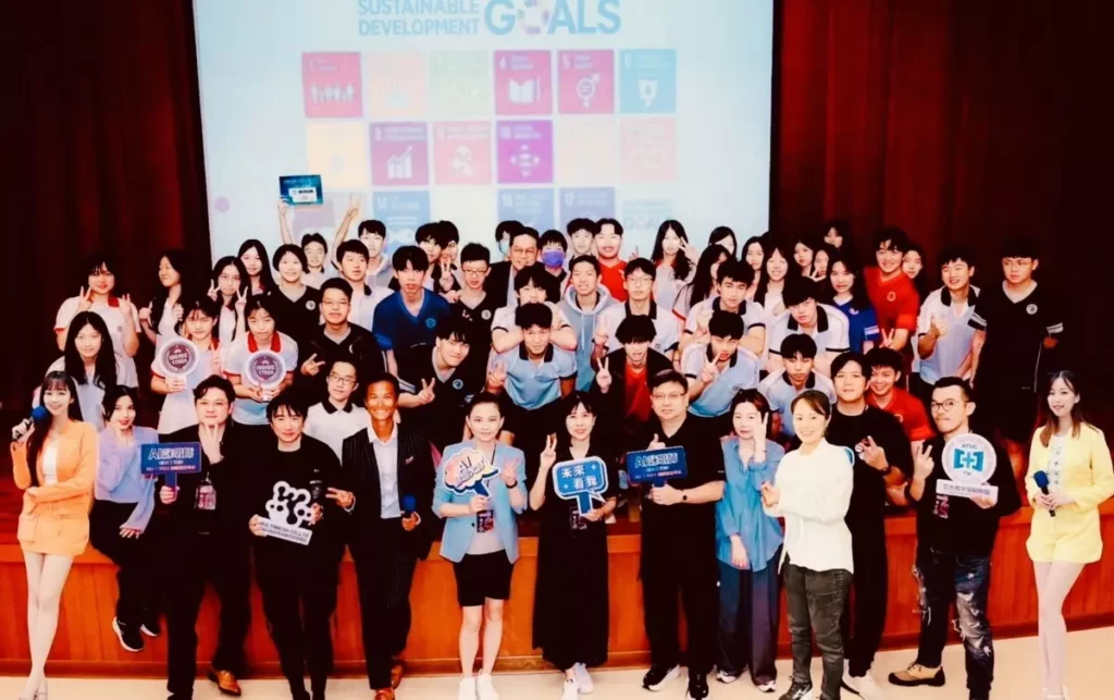 亞威AI國家隊老師們與帶領康橋國際學校學生領袖們完成AI素養SDGS營隊