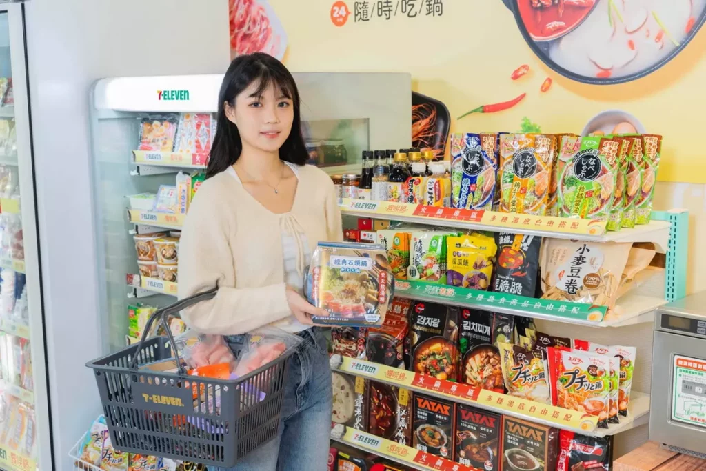 「饗喫鍋火鍋專區」共有「名店湯底」、「嚴選肉品」、「有機蔬菜」、「豐富火鍋料」四大結構,近百款小份量且經專業選品的火鍋周邊,依商圈靈活調整專區規模