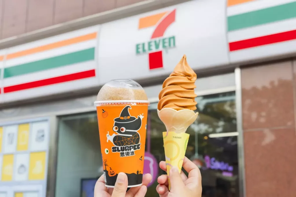 7-ELEVEN於名鍋盛典活動期間推出指定冷藏或冷凍鍋物湯品任兩件92折、三件88折外再加贈指定冰品系列77折折價券,思樂冰(大杯)、雪淋霜、酷聖霜霜淇淋、哈根達斯等指定品項冰品皆可享有優惠