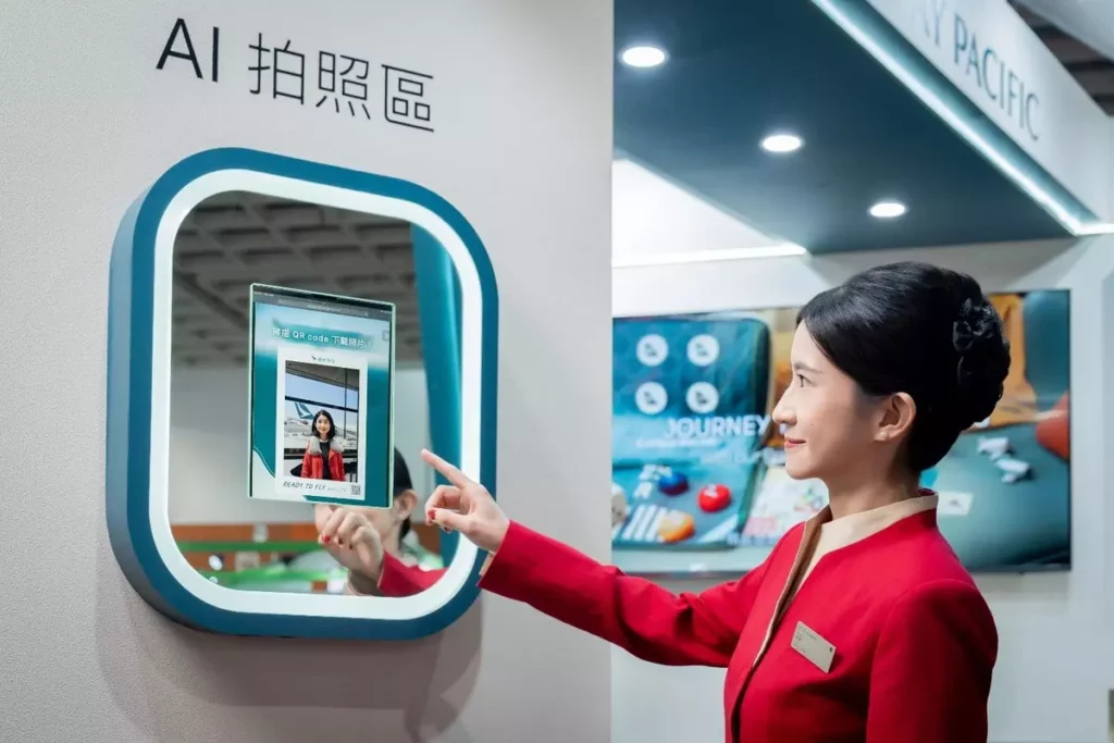 國泰航空在 ITF 旅展現場設置「一拍即飛」 AI 拍照體驗，讓民眾體驗拍攝 Q 版環遊世界打卡照。