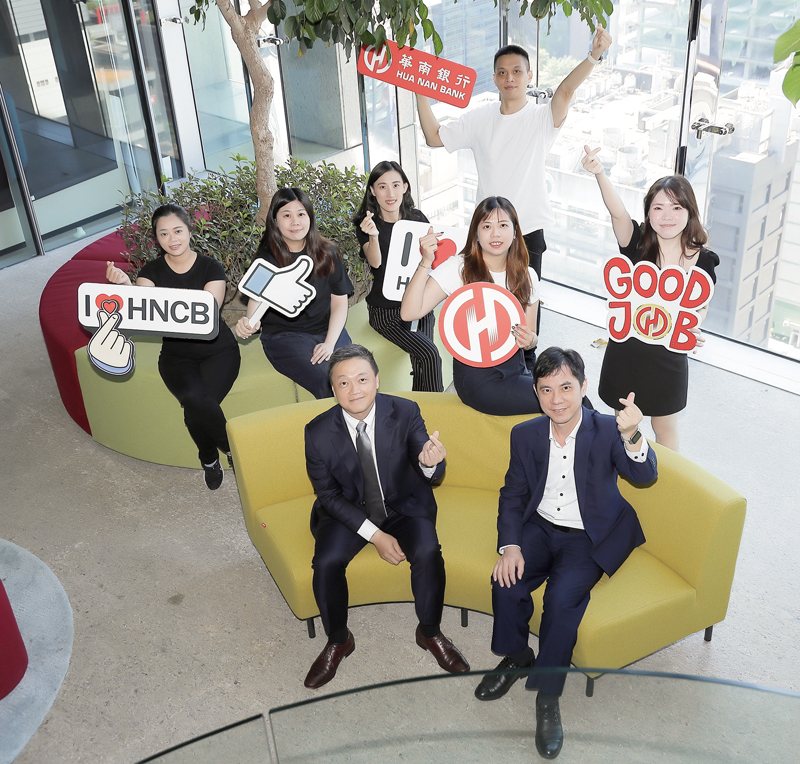 華南銀行持續深化AI 人才培育，推動跨域團隊合作與敏捷開發文化。