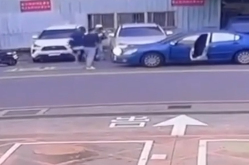 詐騙成員開車企圖衝撞緝捕警 開槍嚇阻逮男女2車手 213 cnews204251107a08