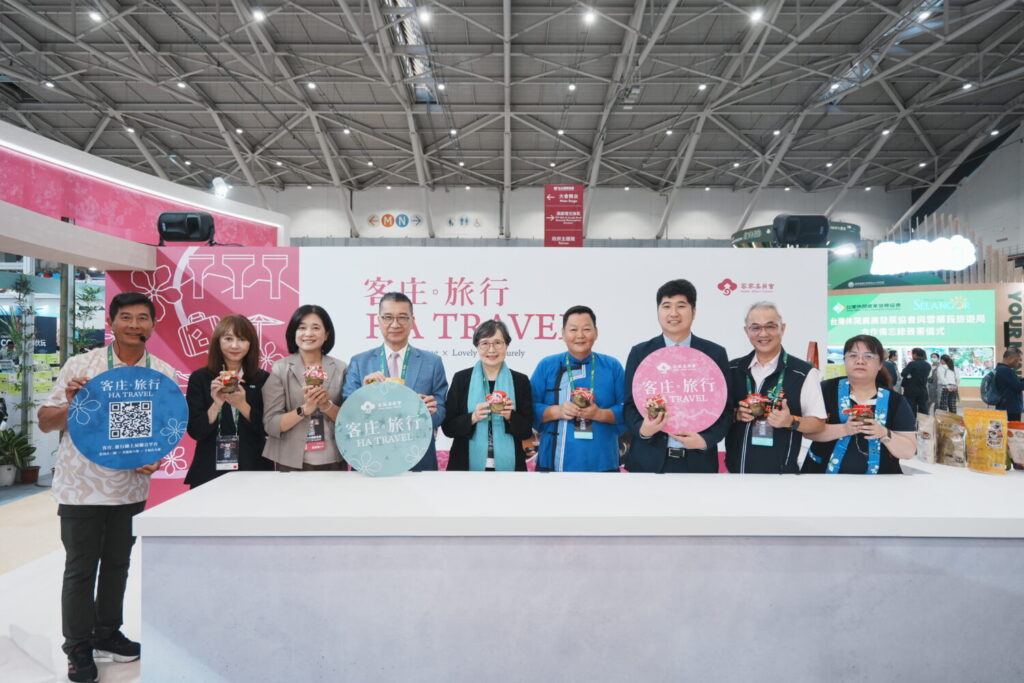 來賓們共同體驗製作經典客家食材-「手作覆菜」,為客家館揭開序幕。(照片/客委會提供)