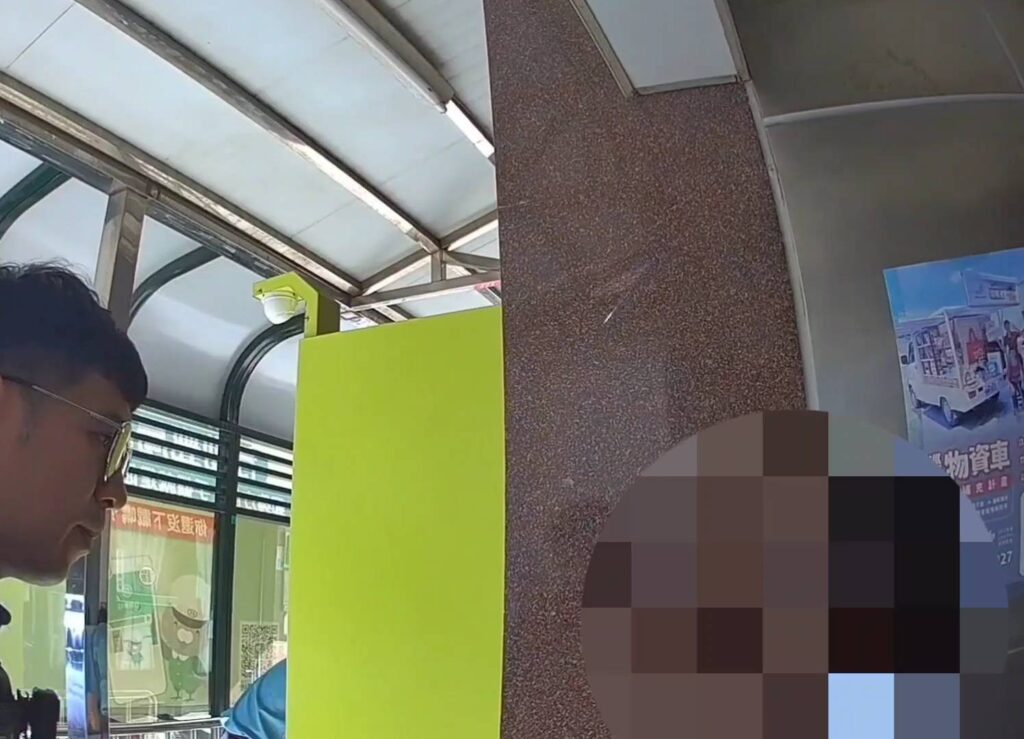臺中市烏日分局龍井所員警趕赴現場攔下正欲提領現金的婦人,當場協助查證,成功阻止詐騙集團得逞。(圖/記者林家嘉翻攝)