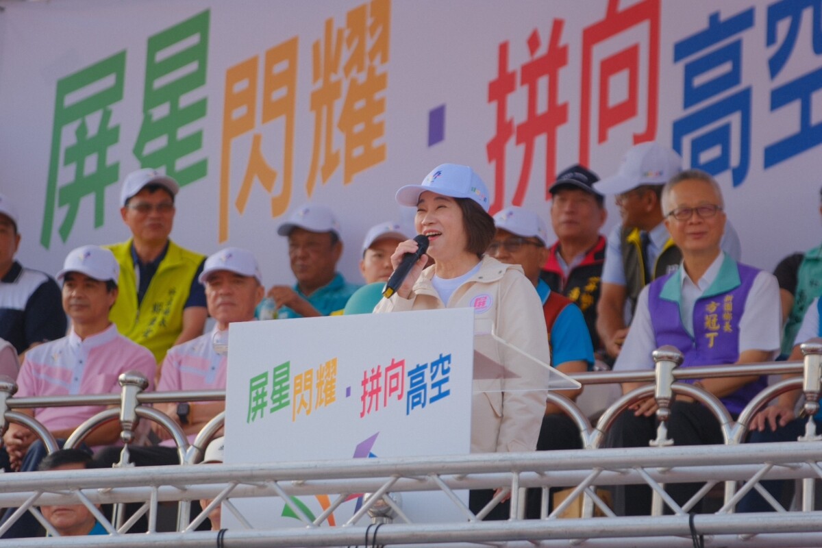 ▲114年屏東縣運暨公教聯合運動會今(7)日在屏東縣立田徑場盛大開幕，展開為期3天的競賽活動，縣長周春米主持縣運開幕典禮。（圖／屏東縣政府提供）