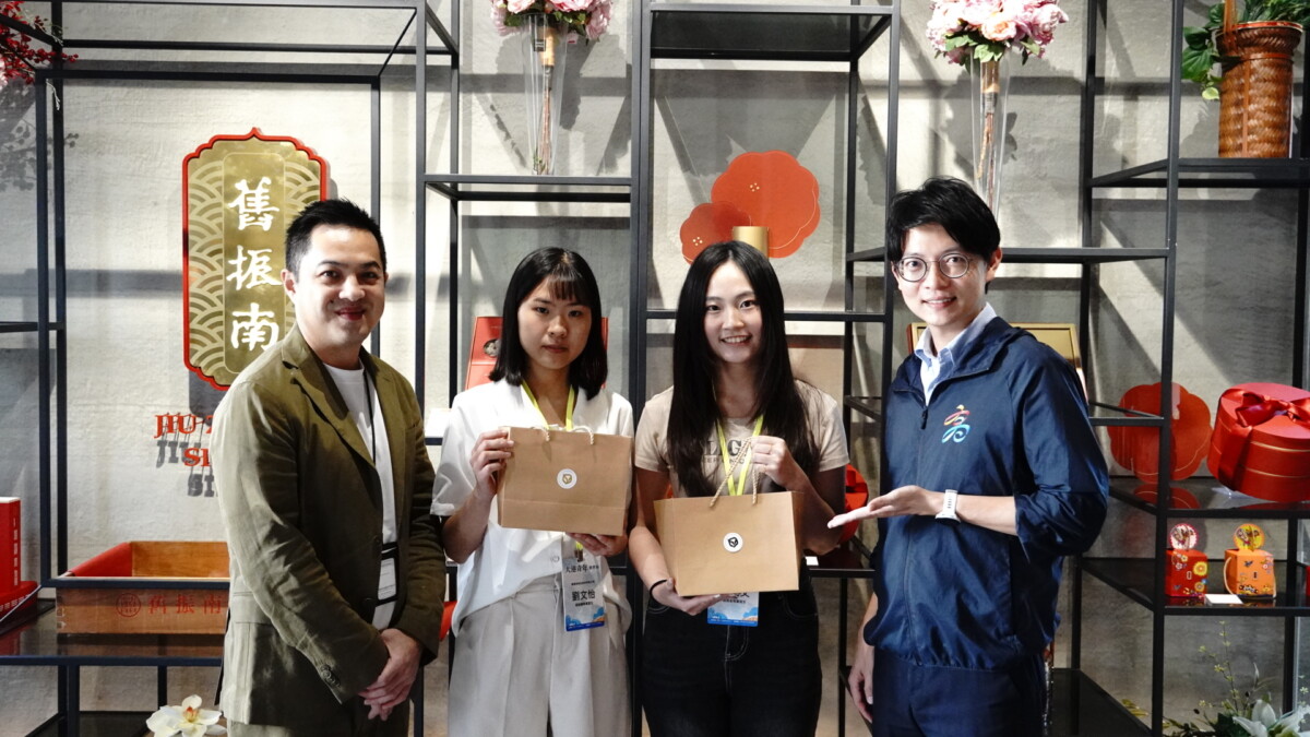 ▲青年局長林楷軒（右一）參訪大港實習企業合作夥伴舊振南，並與總經理李立元（左一）、實習生張競文（右二）及劉文怡（左二）合影，進一步瞭解青年在文化產業職場的學習成果與未來規劃。